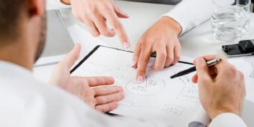 ¿Cómo ejercen control el administrador, el consejo y la asamblea?