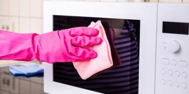 Así puedes limpiar tu microondas con bicarbonato de sodio