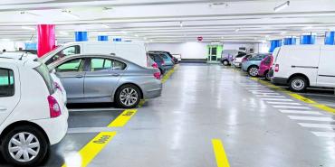 Lío en parqueadero por carro demasiado grande