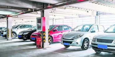 Carros que ocupan demasiado espacio en el parqueo generan conflicto