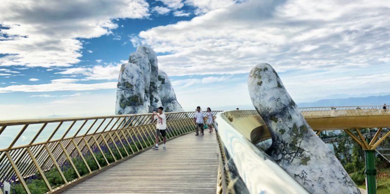 Un puente de película surge en Vietnam 