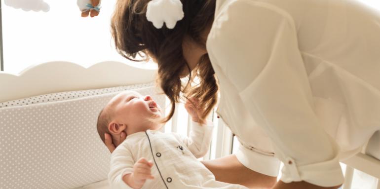 El accesorio de cuna que puede causar accidentes en bebés y niños El accesorio de cuna que puede causar accidentes en bebés y niños